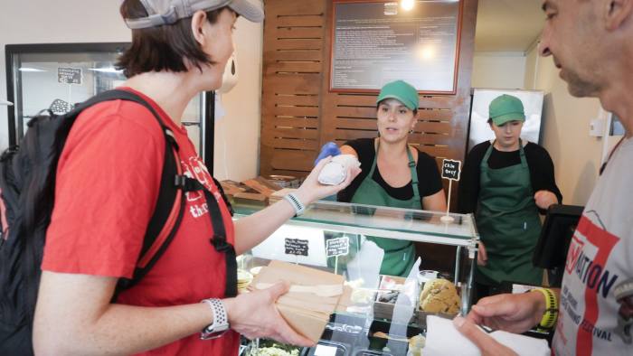 Tienda de comida dentro de un contenedor marítimo