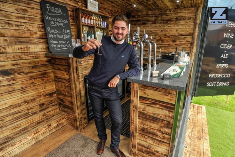 bar con contenedores marítimos